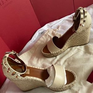 Cream Valentino’s size 7 perfect condition